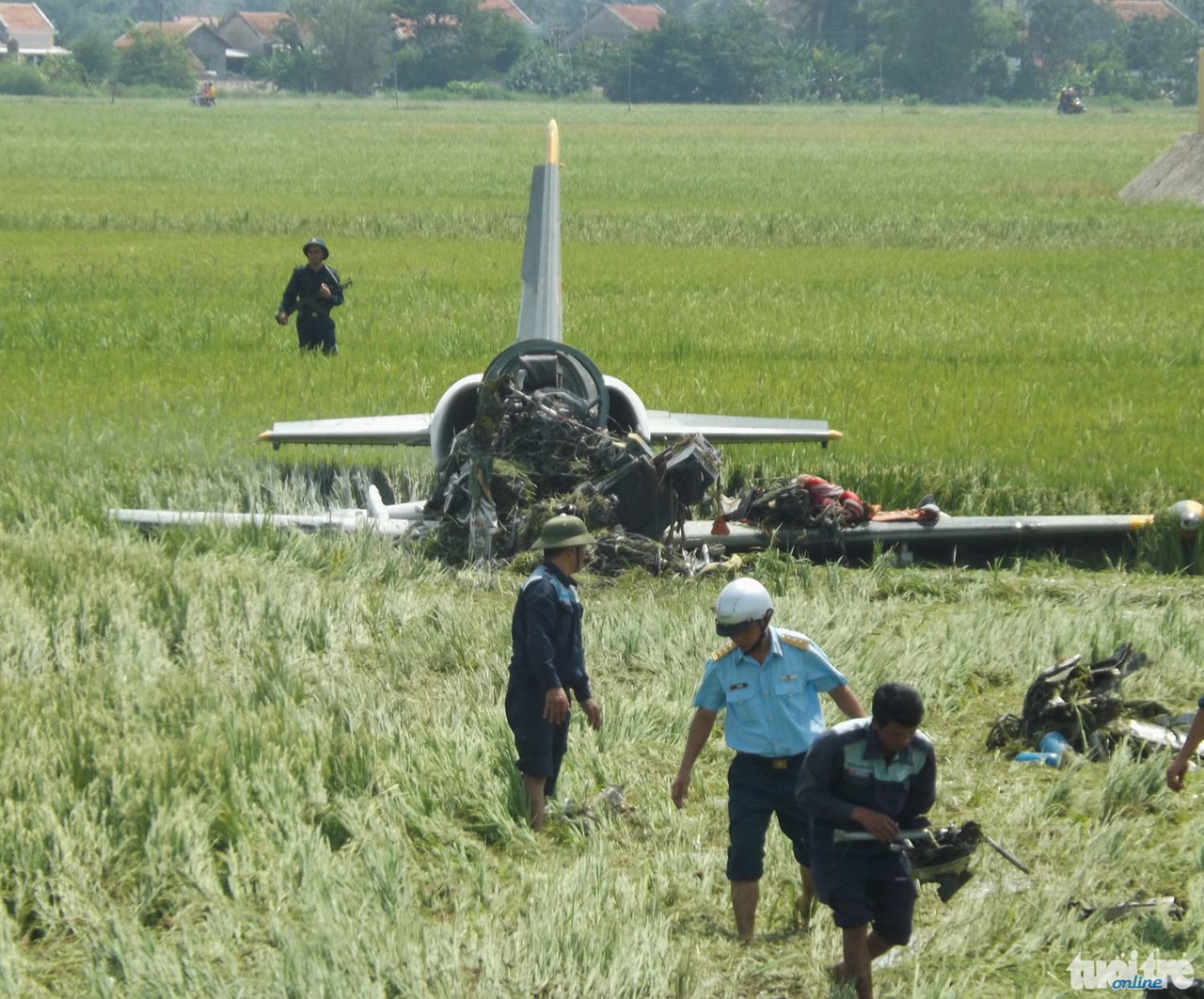 Lực lượng không quân thu gom các mảnh vỡ quanh hiện trường máy bay rơi