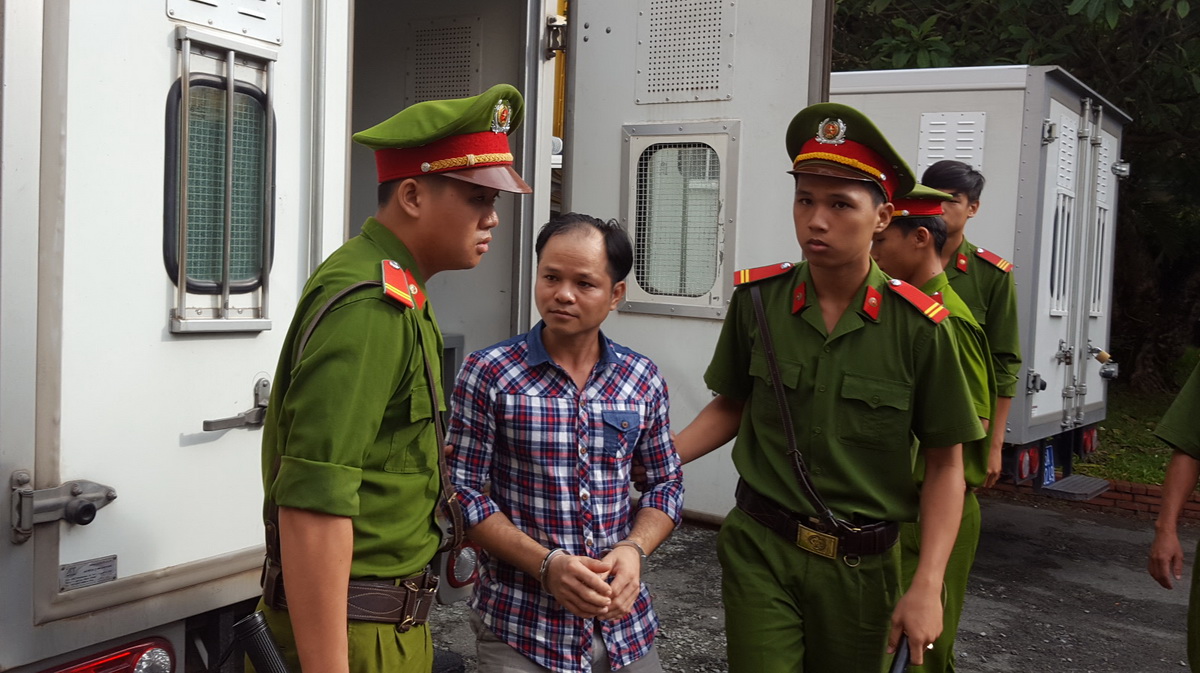 Bị cáo Võ Văn Minh được dẫn giải tới tòa - Ảnh: H.Điệp