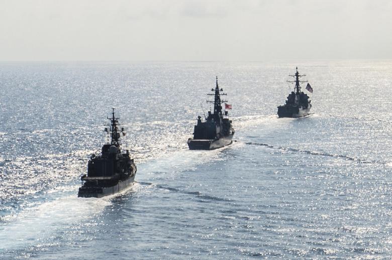 Tàu chiến Mỹ và Nhật diễn tập trên Biển Đông hồi tháng 4-2015 - ảnh: Reuters