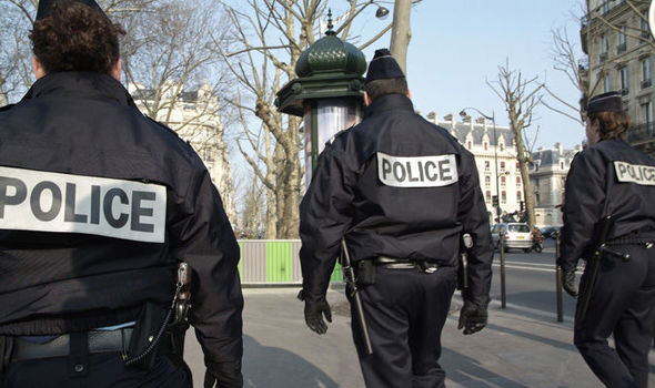 Cảnh sát tinh nhuệ của Pháp đã có mặt tại hiện trường vụ xả súng ở Paris - ảnh: express.co.uk