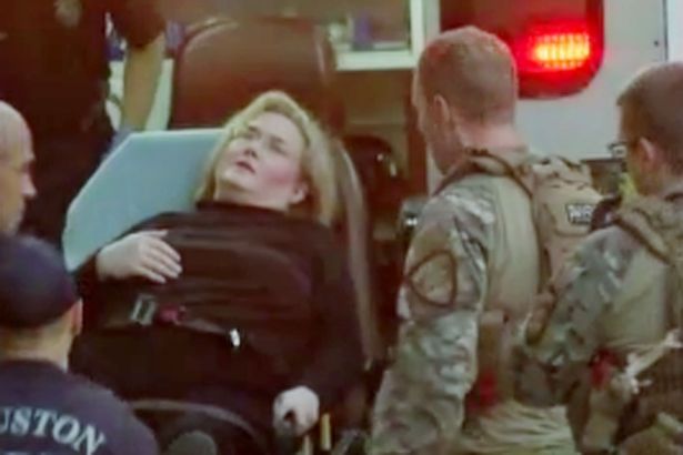 Một người phụ nữ bị thương được chở đi cấp cứu sau vụ xả súng ở Houston - ảnh: ABC13