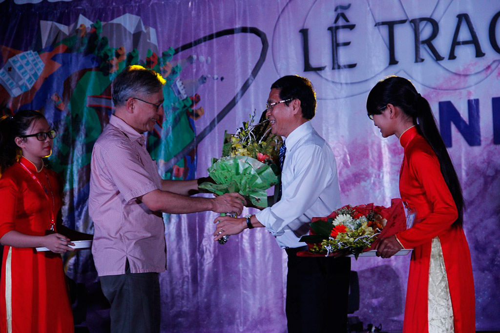 Trường ĐH Y Hà Nội tặng hoa cảm ơn Đại diện Dược phẩm Nhất Nhất