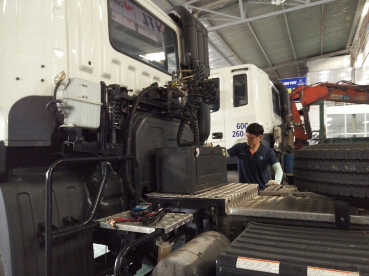 Chuyên gia kỹ thuật Hyundai Motor kiểm tra trên xe tải