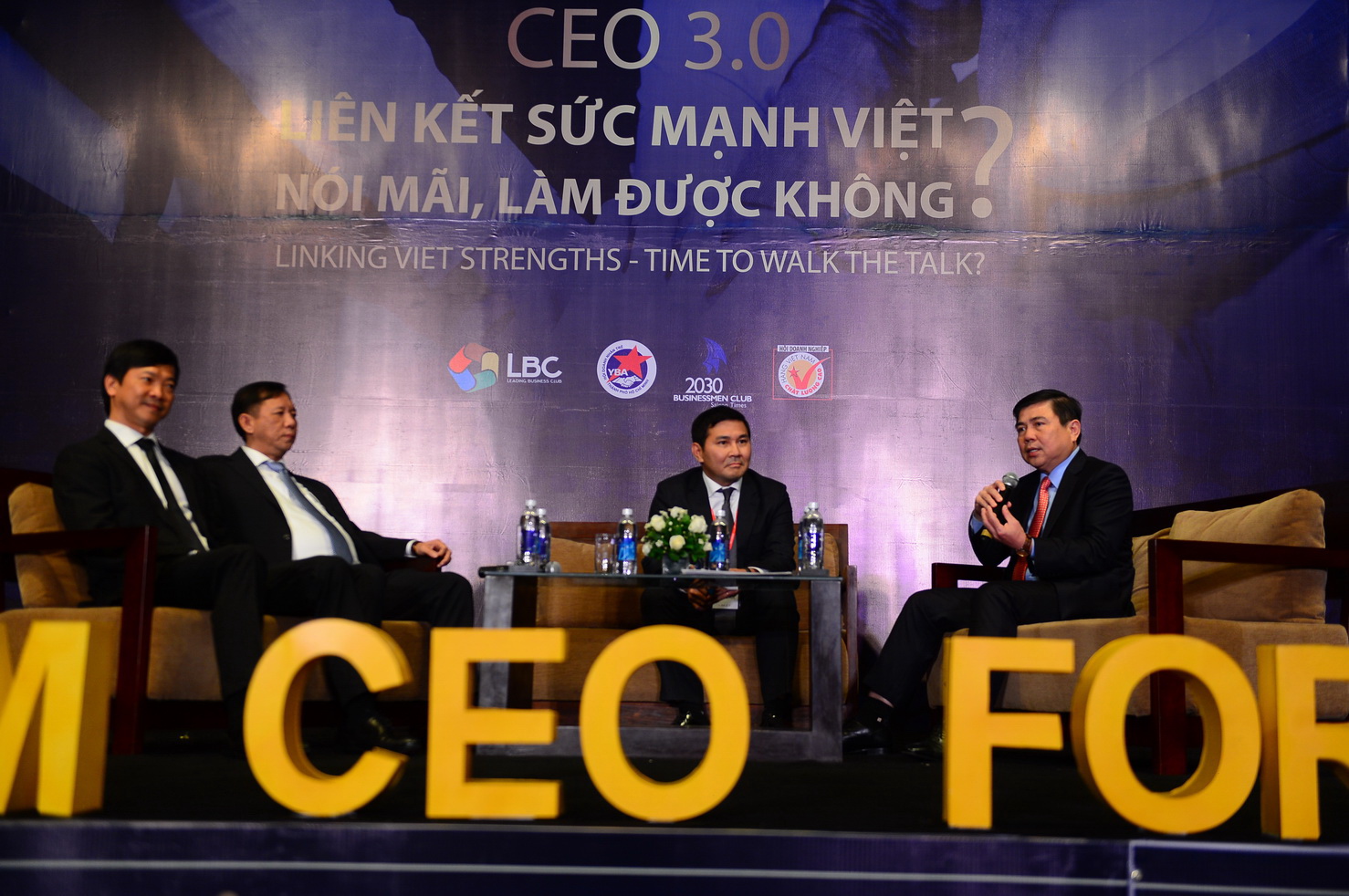 Các diễn giả khách mời cùng chia sẻ và giải đáp nhiều câu hỏi của các doanh nhân tại Việt Nam CEO Forum 2016 - Ảnh: Quang Định