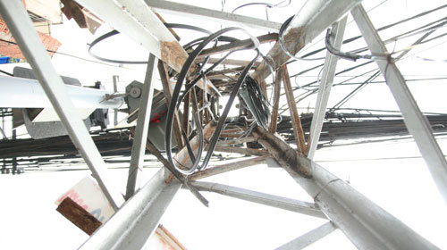 Hình ảnh trụ điện với dây điện, dây cáp lòng thòng, búi to, búi nhỏ đang dần biến mất trên đường phố Sài Gòn - Ảnh: Quang Khải