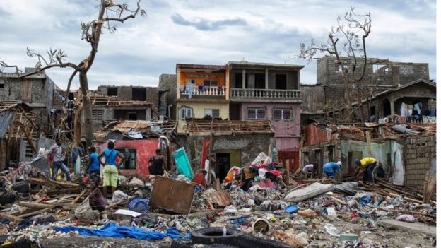 Người dân Haiti vẫn đang phải sống trong cảnh màn trời chiếu đất sau cơn bão Matthew khiến 800 người thiệt mạng - Ảnh: AFP