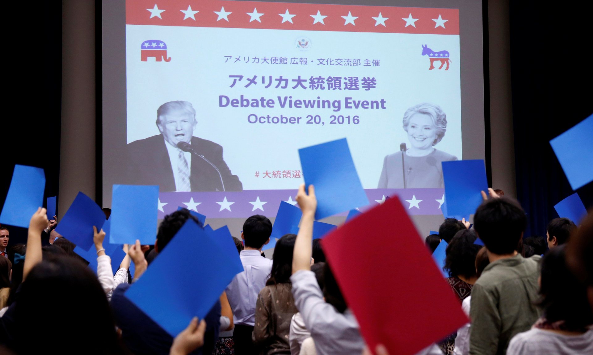 Các sinh viên tham gia một sự kiện theo dõi cuộc tranh luận tổng thống Mỹ ở Tokyo - ảnh: Reuters