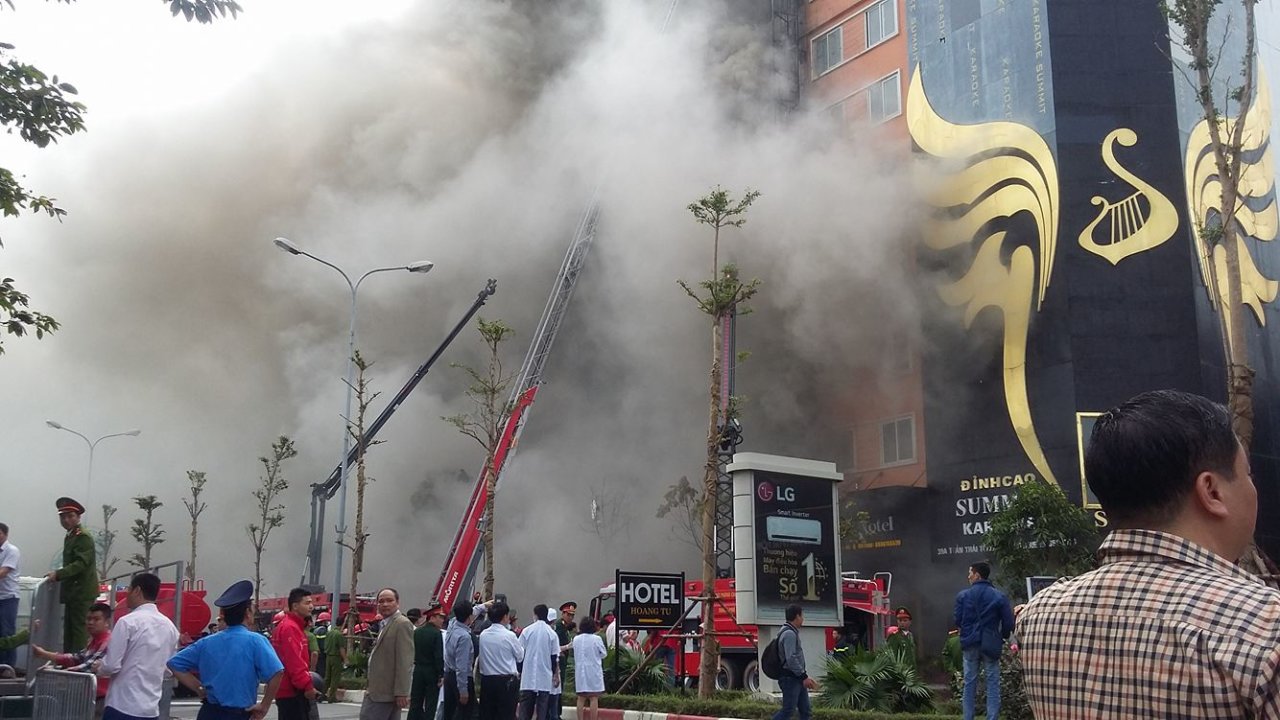Lực lượng chữa cháy đang cố gắng dập lửa chiều 1-11 khu vực cháy quán karaoke - Ảnh: Quang Thế