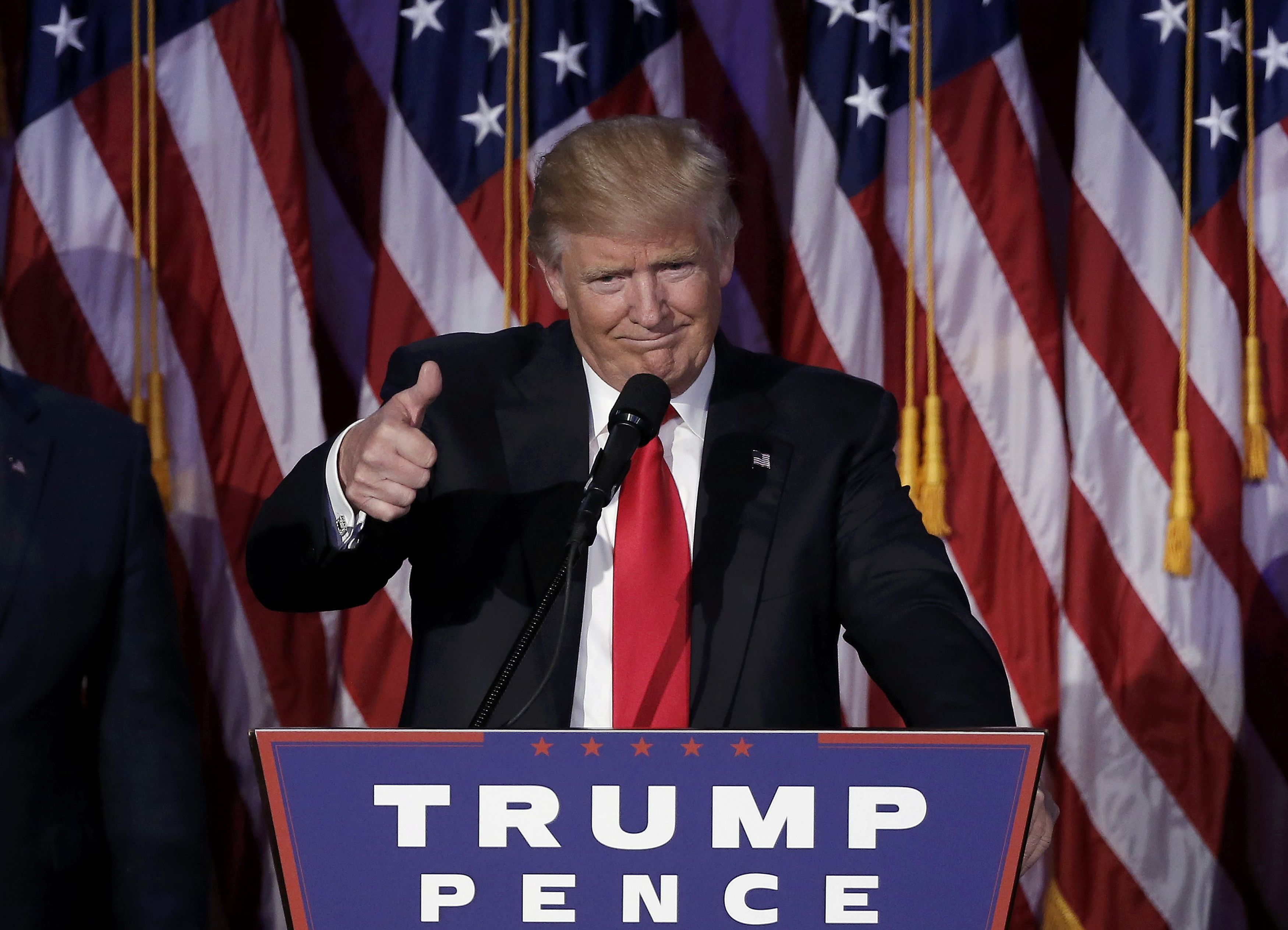 Ông Donald Trump chào và phát biểu trước người ủng hộ sau khi biết mình chiến thắng trong cuộc đua vào Nhà Trắng - Ảnh: Reuters