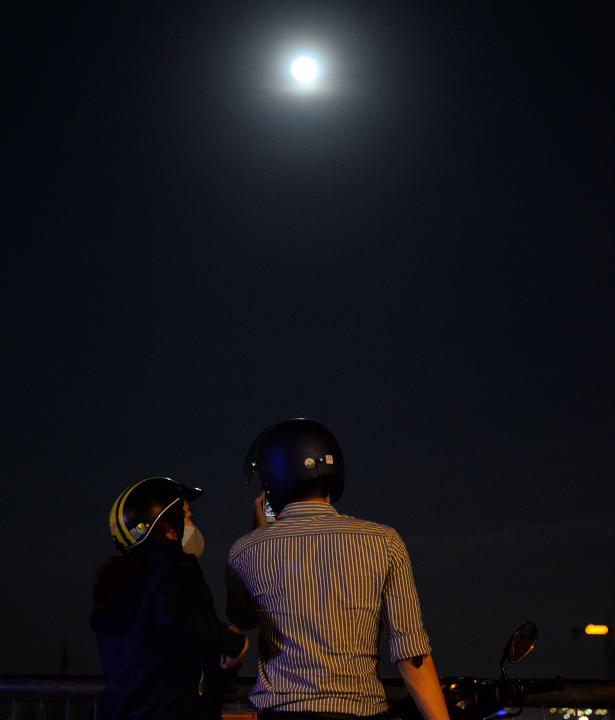 Bạn trẻ dùng điện thoại chụp lại hình ảnh siêu trăng - Ảnh: Hữu Khoa