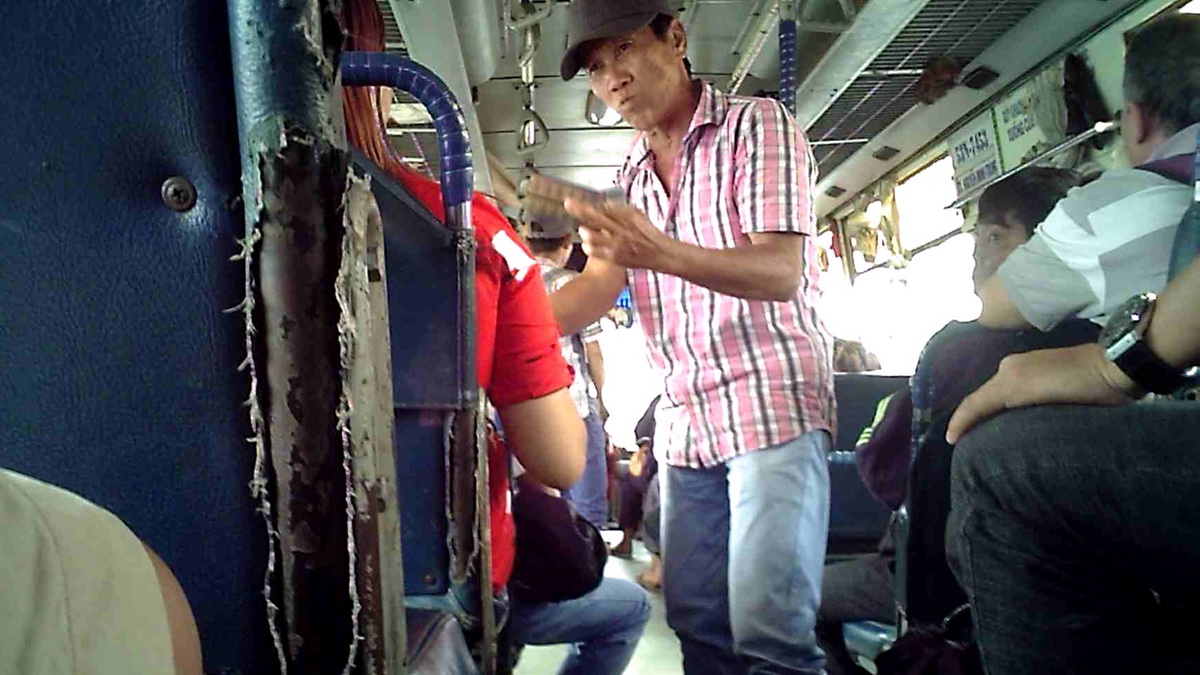 Nhóm Chánh “già” đang uy hiếp một phụ nữ người Nghệ An trên xe buýt số 12 chiếm đoạt 200.000 đồng
