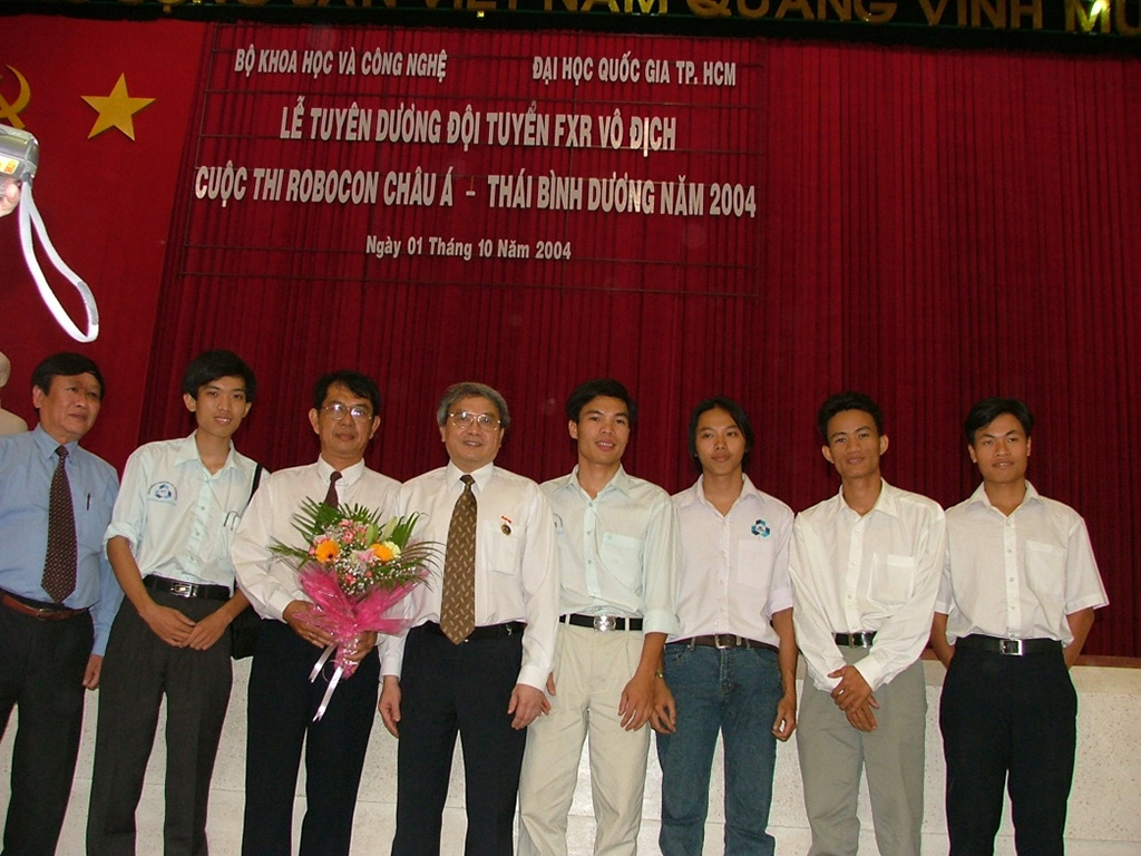 Đội FXR vô địch cuộc thi Robocon khu vực Châu Á – Thái Bình Dương năm 2004 và Thầy Huỳnh Văn Kiểm (giảng viên Bộ môn, Thầy hướng dẫn của đội) tại lễ tuyên dương