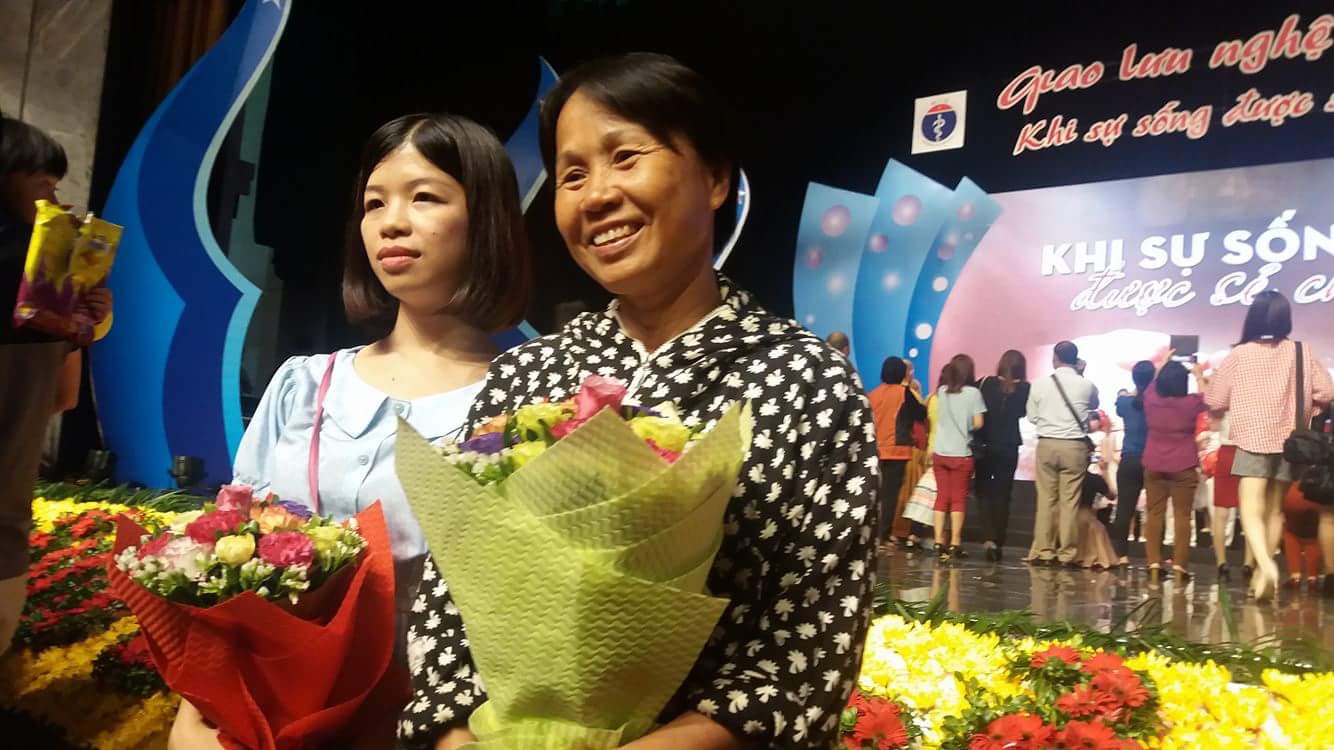 Mẹ con chị Thảo trên sân khấu cuộc giao lưu tri ân người hiến tạng tổ chức ngày 16-10 ở Hà Nội - Ảnh: Thúy Anh