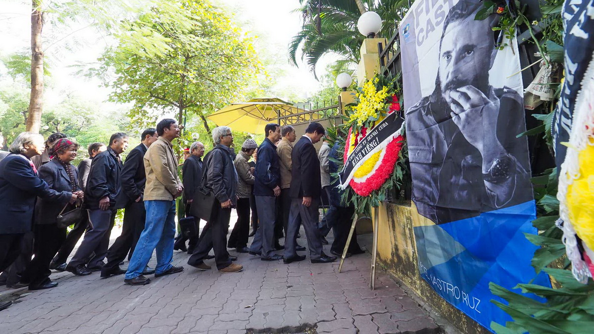 Một bức ảnh chân dung chủ tịch Fidel Castro treo trang trọng phía ngoài sứ quán Cuba - Ảnh: Nguyễn Khánh