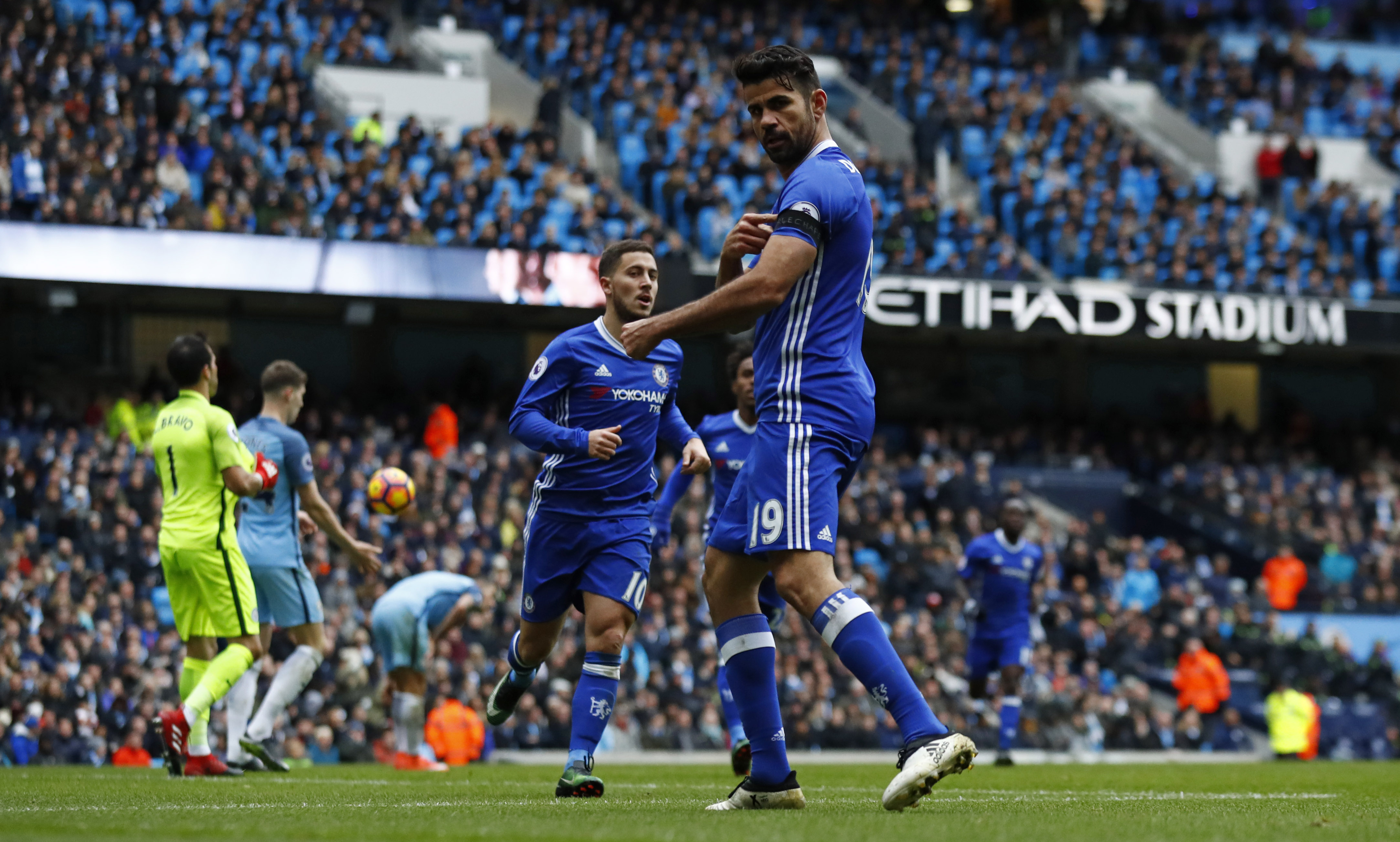 Costa (phải) ăn mừng sau bàn gỡ hòa cho Chelsea. Ảnh: REUTERS