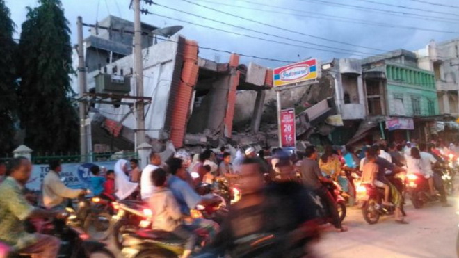 Người dân chạy tránh xa bờ biển sau động đất - Ảnh: TWITTER