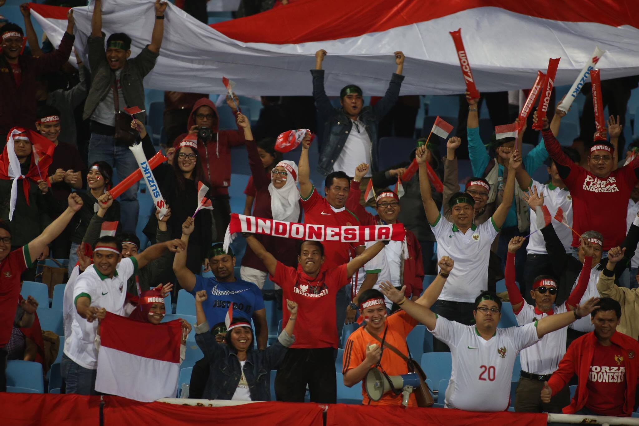 Người hâm mộ Indonesia cổ vũ rất văn minh trên sân Mỹ Đình ngày 7-12. Ảnh: N.K