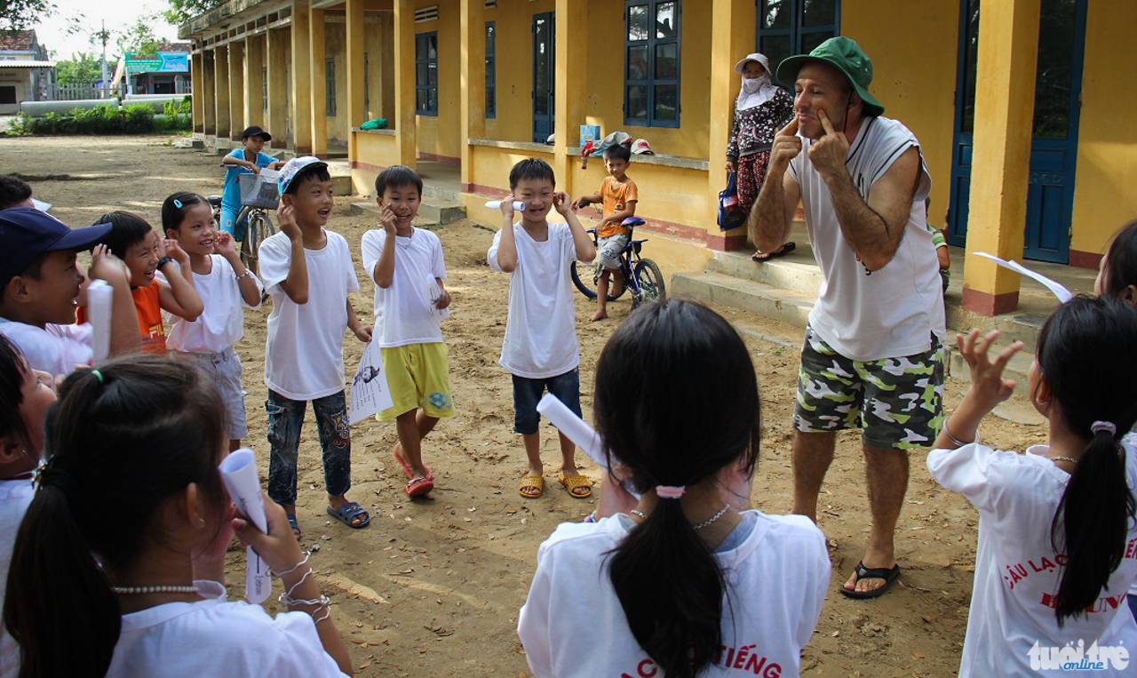 Dạy tiếng Anh miễn phí cho trẻ em xã Tịnh Khê, công việc gắng bó với Bruno từ khi định cư tại xã - Ảnh: Trần Mai