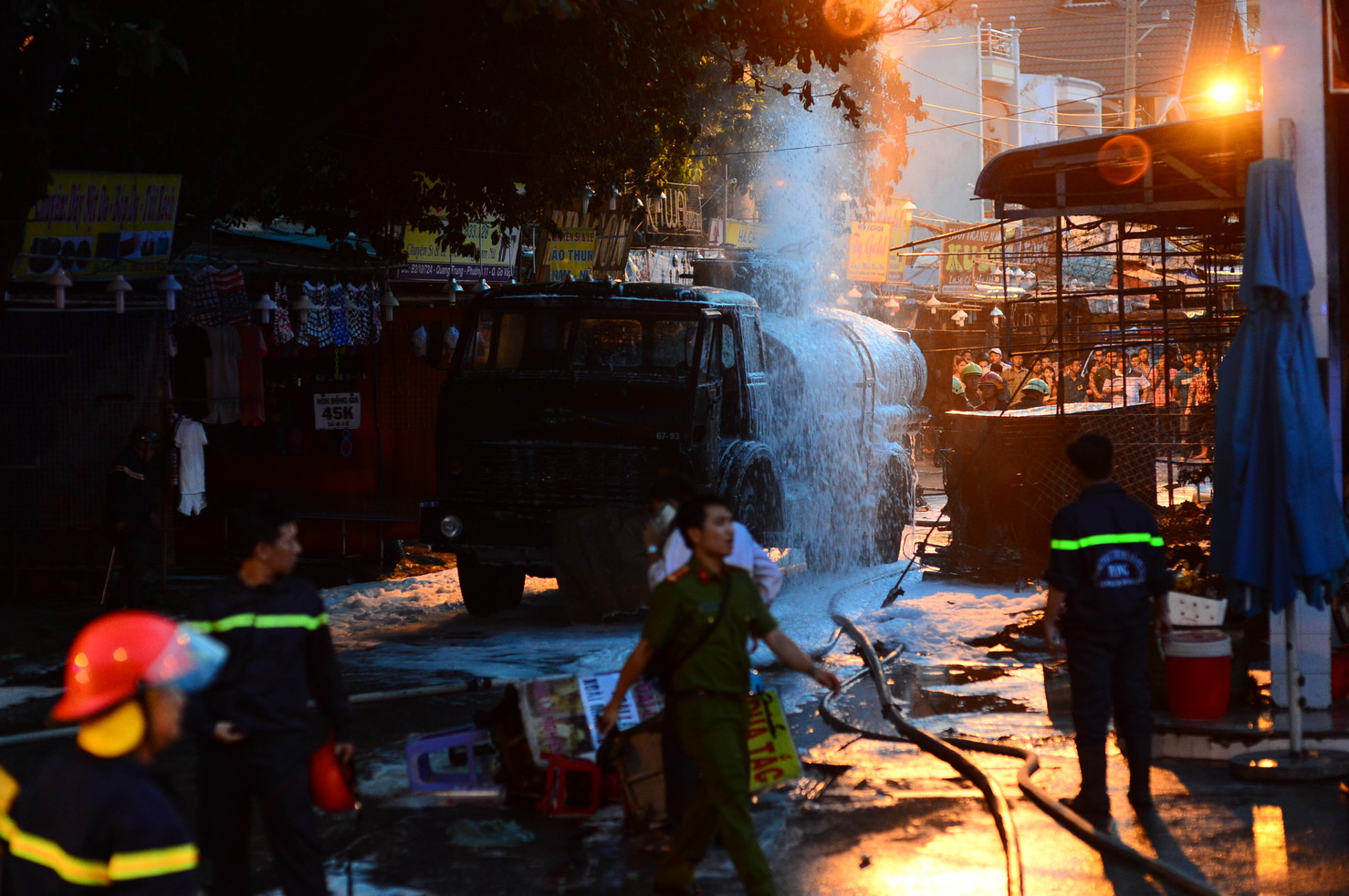 Hiện trường vụ cháy cây xăng trên đường Quang Trung, Q. Gò Vấp, TP.HCM - Ảnh: Quang Định