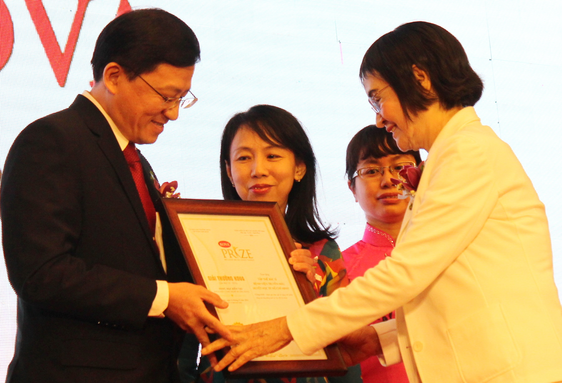 PGS.TS Nguyễn Thị Hòe (phải) - sáng lập giải thưởng Kova - tặng giải thưởng năm 2016 cho tập thể y bác sĩ Bệnh viện Truyền máu huyết học TP.HCM - Ảnh: Q.L.