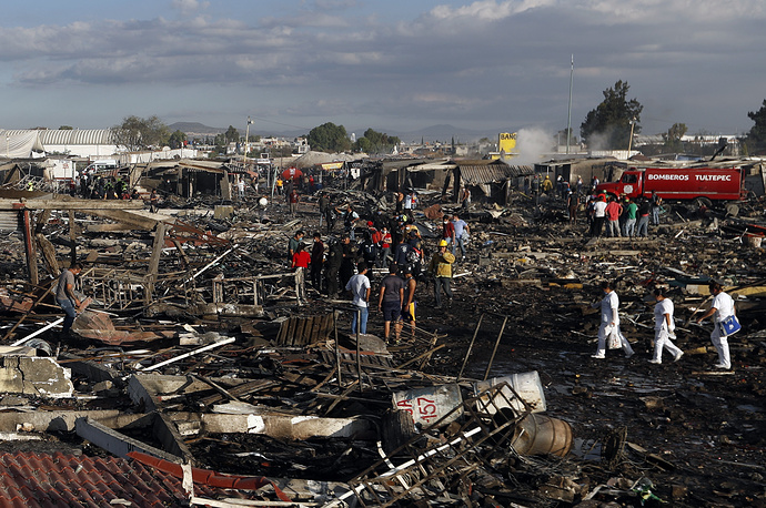 Hiện trường vụ nổ chợ pháo hoa ở Mexico ngày 20-12 - ảnh: AP