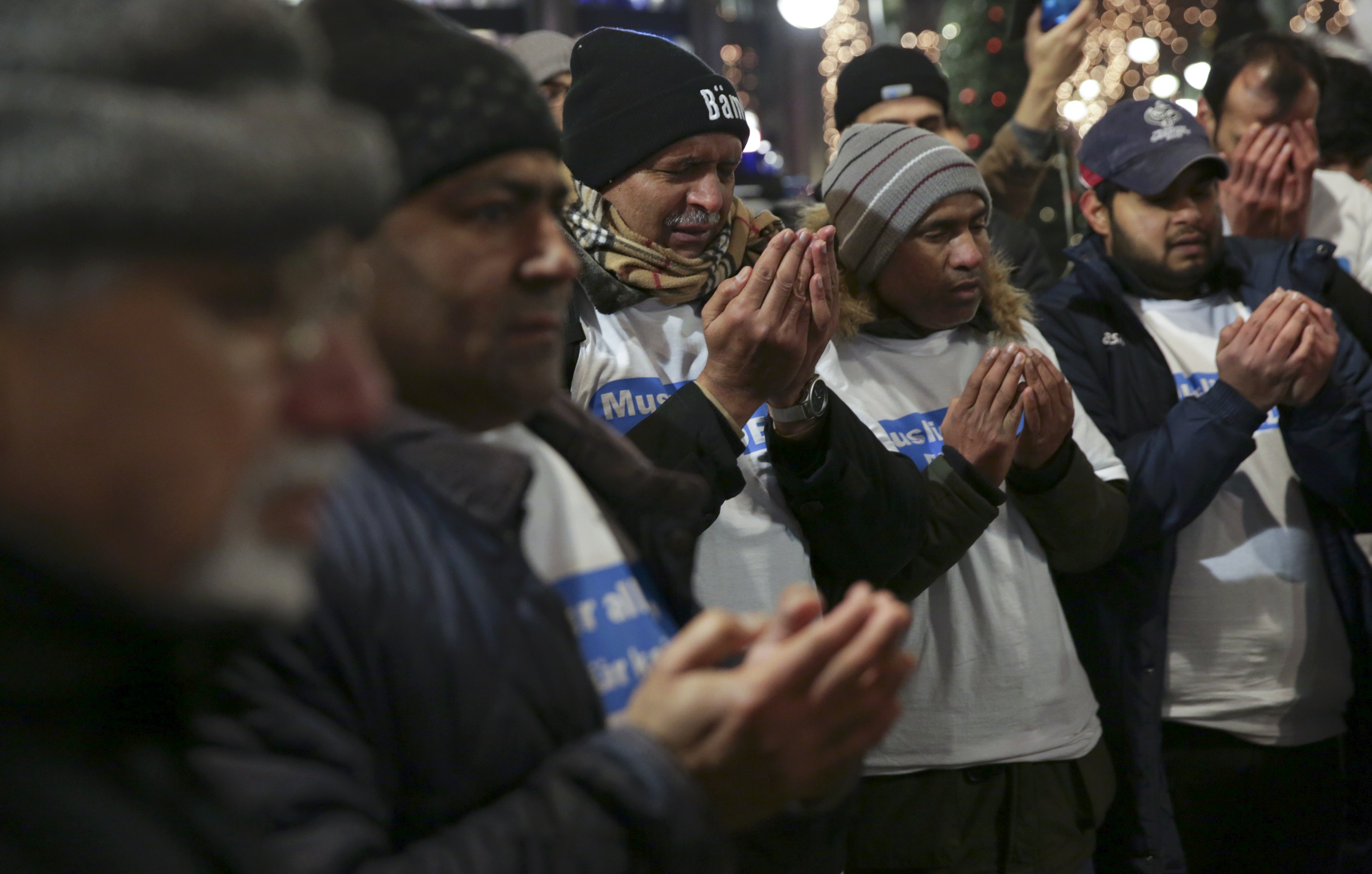 Người Hồi giáo cầu nguyện cho các nạn nhân vụ tấn công bằng xe tải tại chợ Giáng sinh ở Berlin ngày 20-12 - ảnh: Reuters