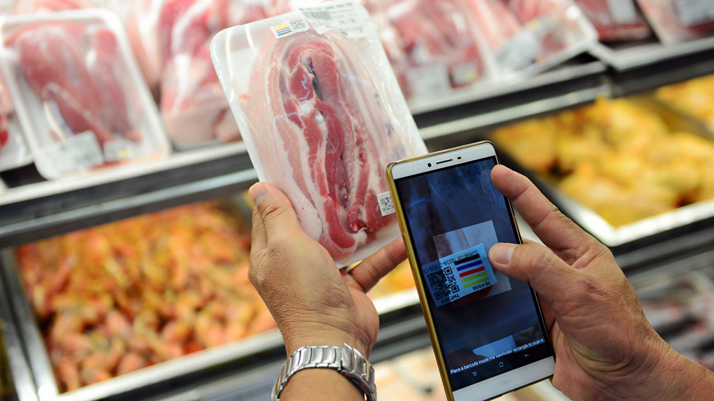 Thành lập Ban quản lý an toàn thực phẩm TP.HCM. trong ảnh, Chỉ cần cài app vào điện thoại thông minh, khách hàng có thể truy xuất nguồn gốc thịt heo khi mua tại siêu thị - Ảnh: QUANG ĐỊNH