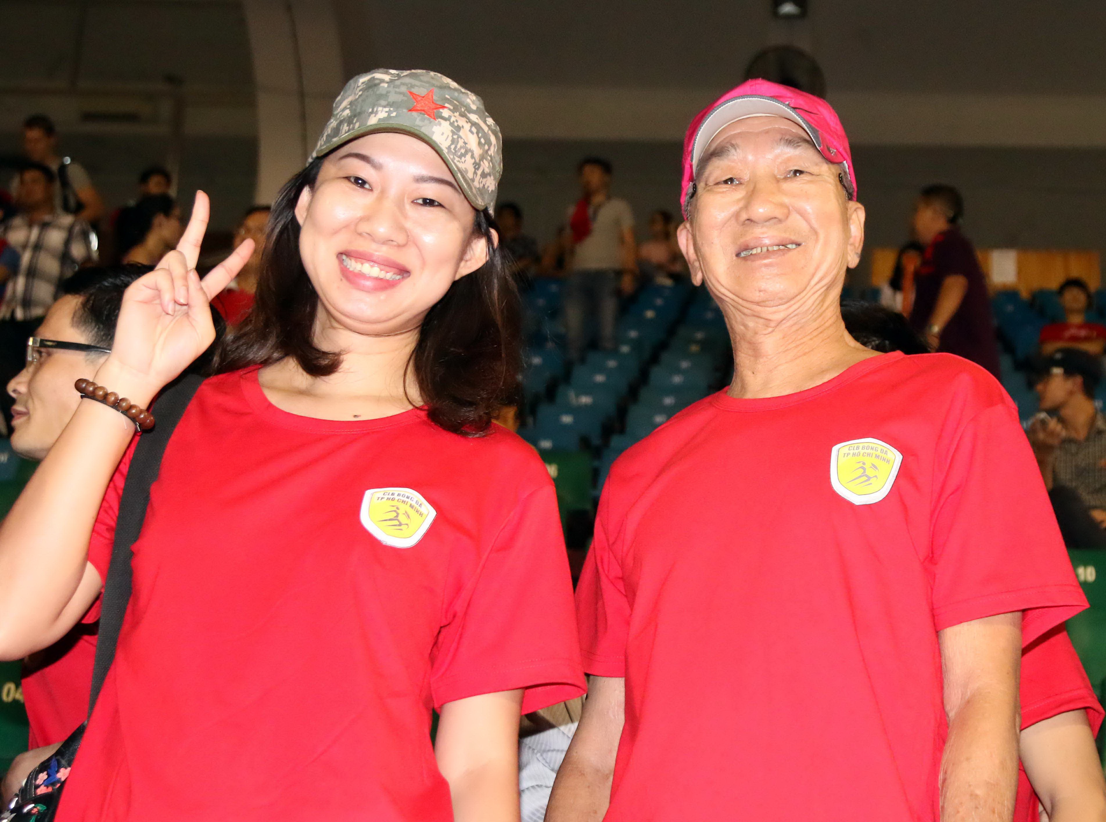 Cha con ông Thành Trúc trên khán đài A sân Thống Nhất. Ảnh: N.K