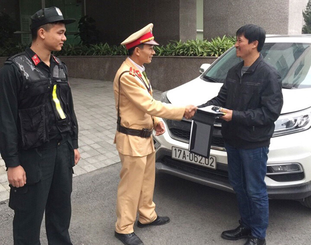 Lực lượng chức năng trao trả xe ô tô cho chính chủ - Ảnh: Lực lượng chức năng cung cấp