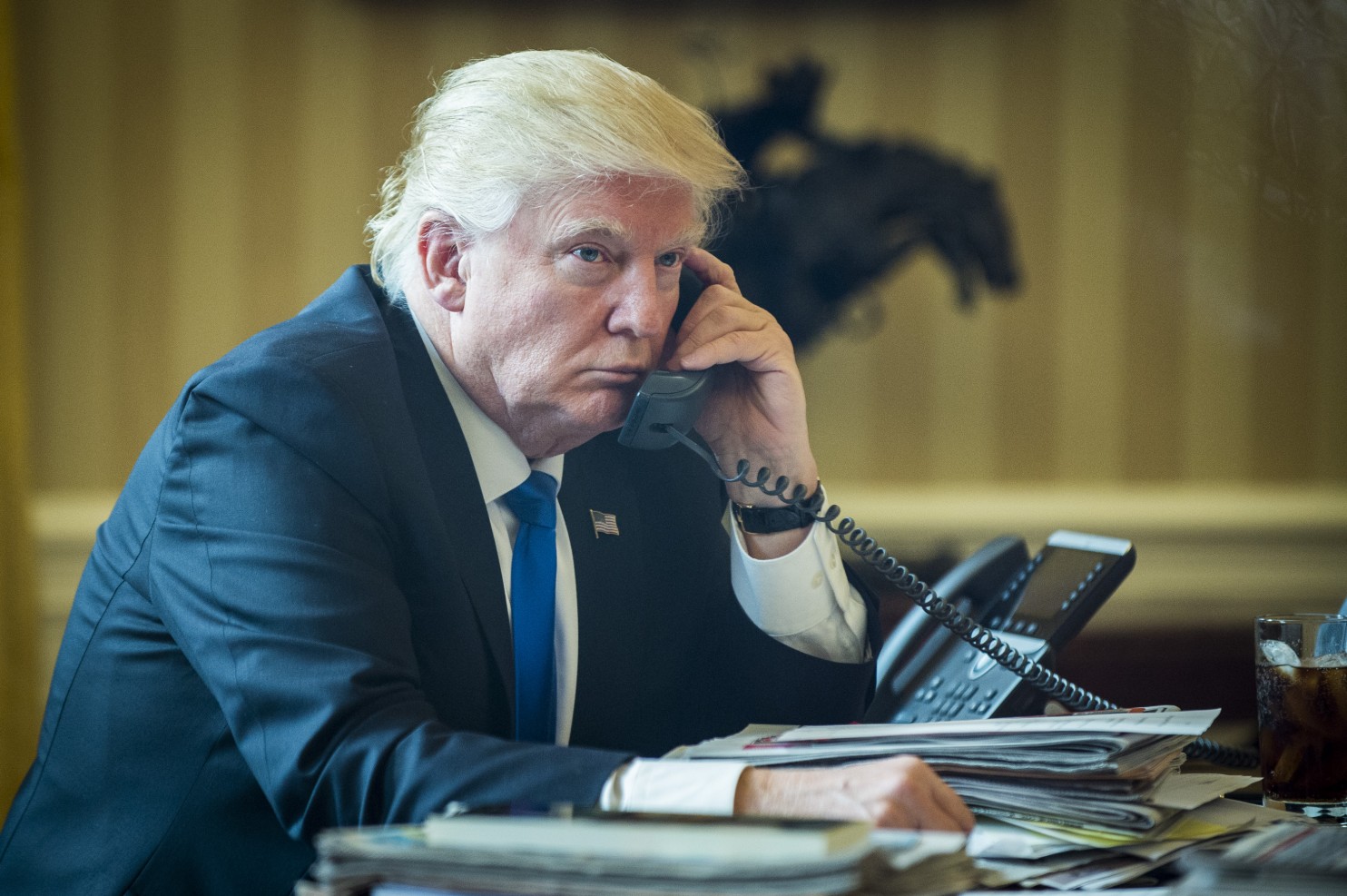 Ông Trump nói chuyện với Tổng thống Nga Vladimir Putin qua điện thoại ngày 28-1 - ảnh: Bloomberg