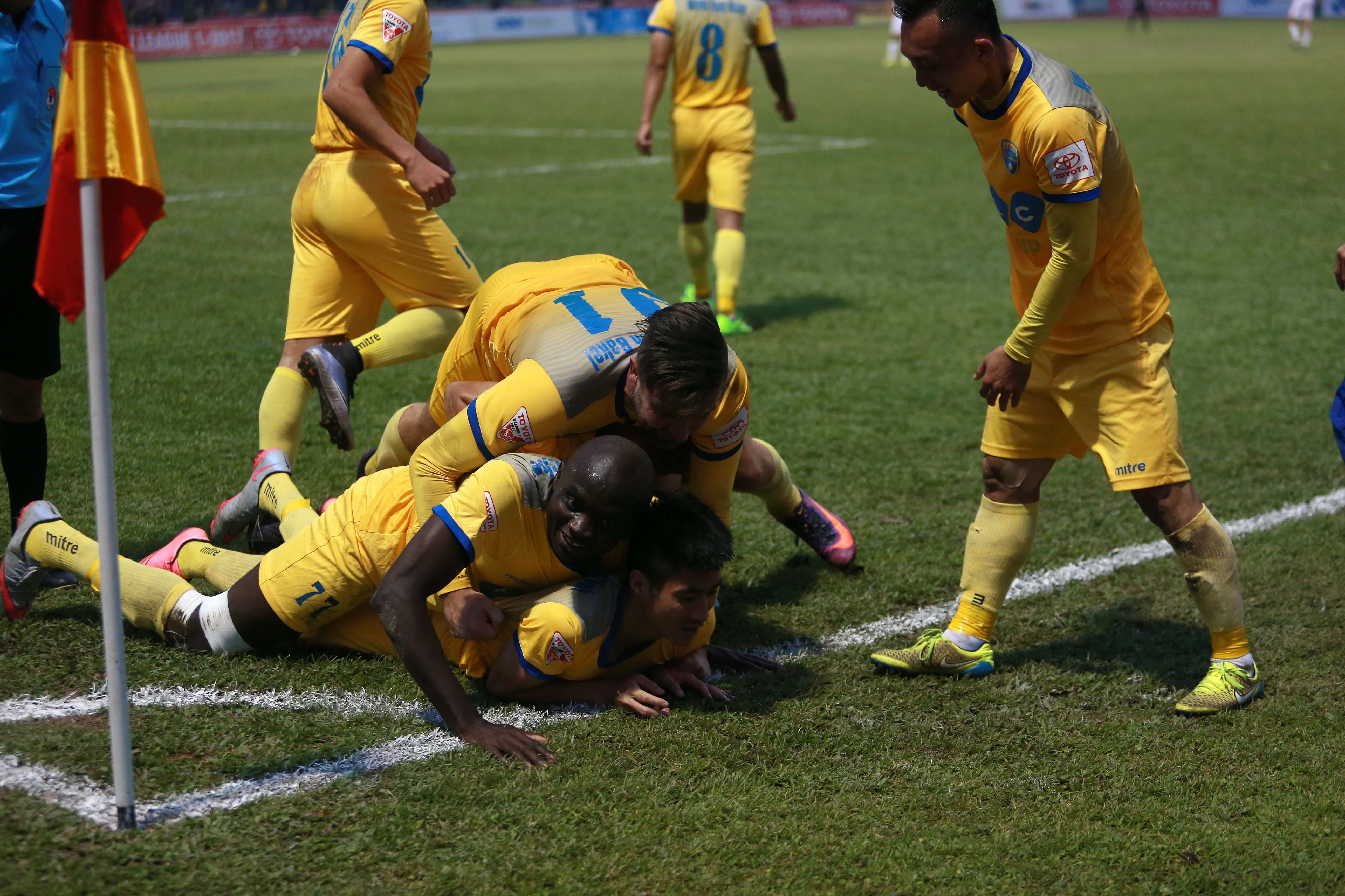 Các cầu thủ Thanh Hóa ăn mừng bàn thắng. Ảnh: NAM KHÁNH