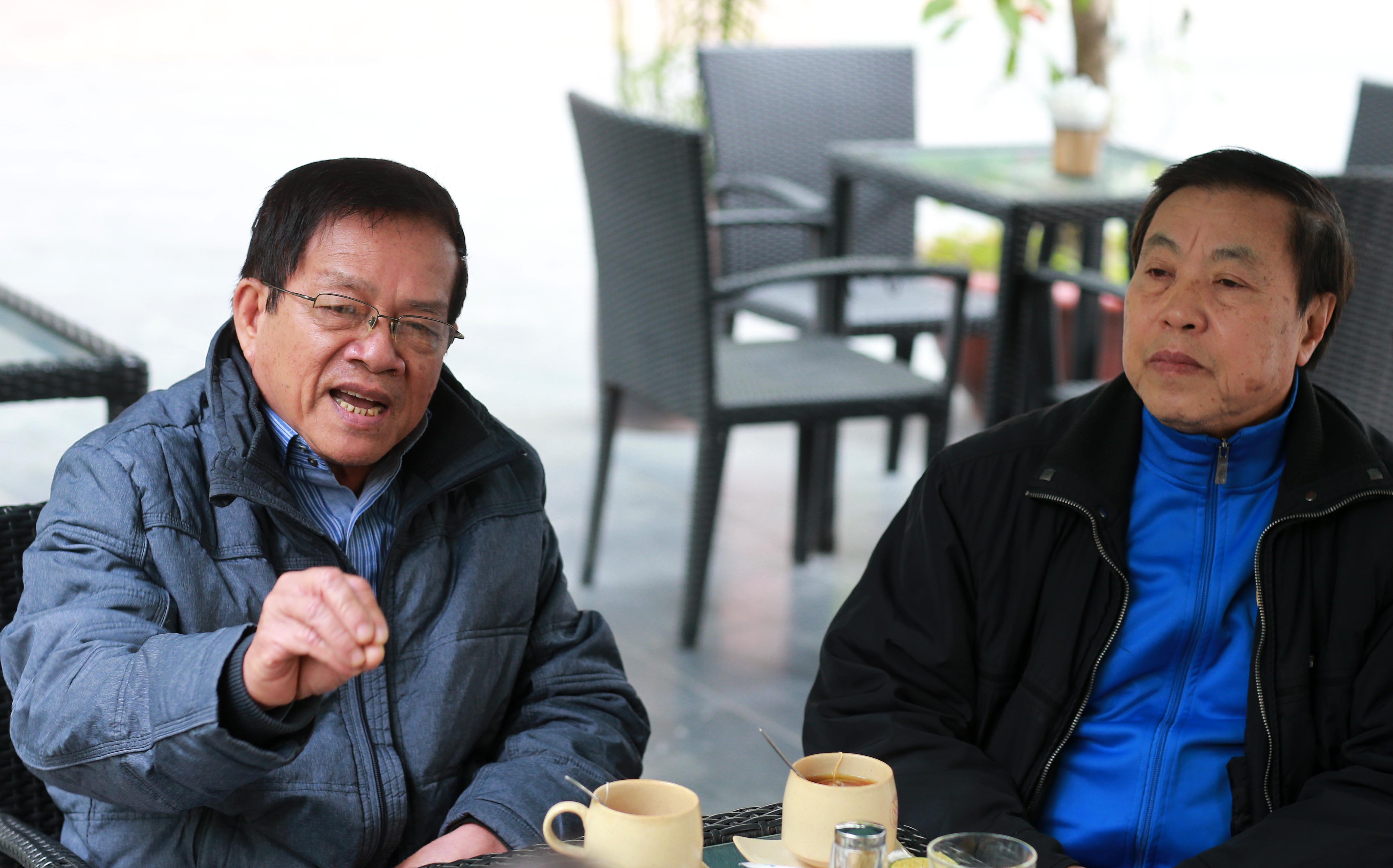 Hai chuyên gia Trịnh Minh Huế (trái) và Vũ Mạnh Hải trong buổi trao đổi với Tuổi Trẻ về án kỷ luật CLB. Ảnh: NAM KHÁNH