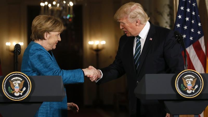 Thủ tướng Đức Merkel (trái) bắt tay Tổng thống Mỹ Trump sau cuộc họp báo chung hôm 17-3 theo giờ Mỹ - Ảnh: REUTERS