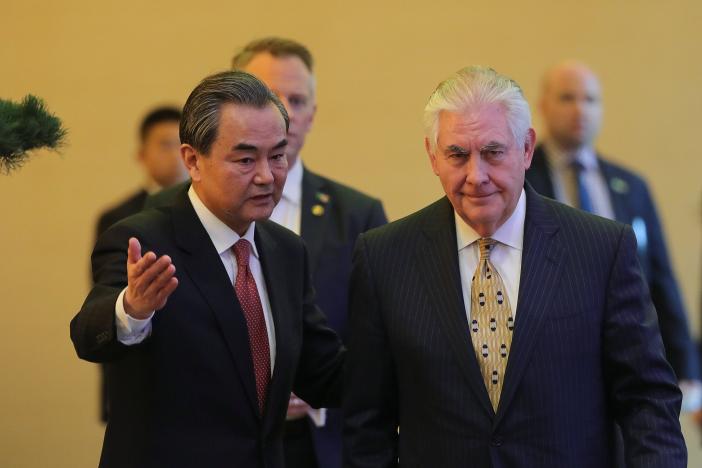 Ngoại trưởng Trung Quốc Vương Nghị (trái) và Ngoại trưởng Mỹ Rex Tillerson trước một cuộc họp báo tại Điếu Ngư Đài, Bắc Kinh ngày 18-3 - Ảnh: REUTERS
