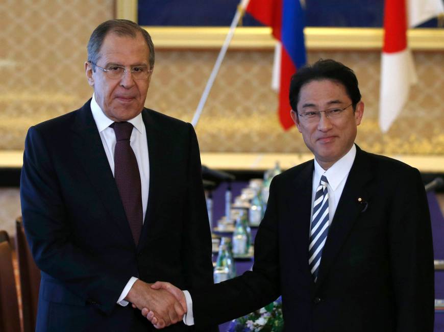 Ngoại trưởng Nga Lavrov (trái) và Ngoại trưởng Nhật Bản Kishida - Ảnh: REUTERS