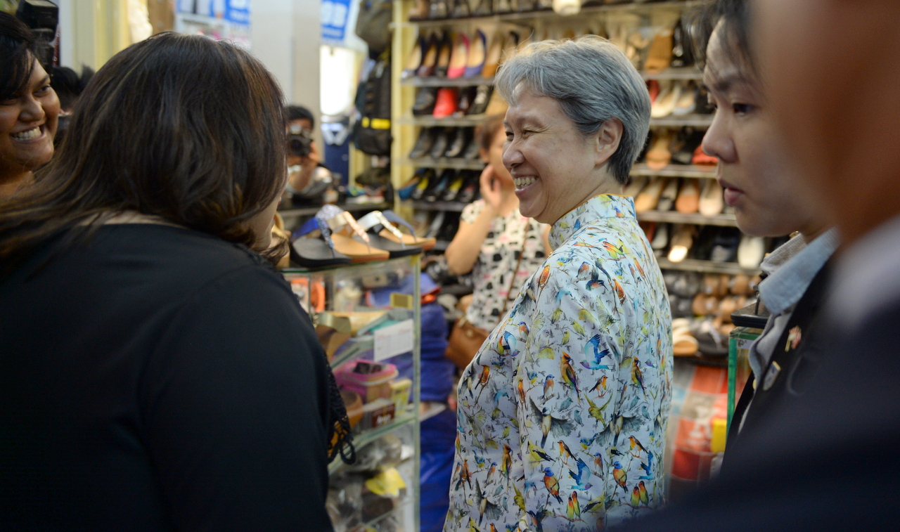 Bà Hà Tinh vui vẻ trò chuyện với người bán hàng - Ảnh: THUẬN THẮNG