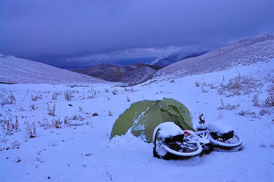 Căn lều và chiếc xe đạp bị tuyết phủ ở Tajikistan