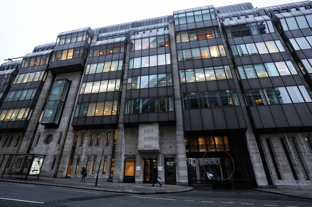 Tòa nhà của De Beers nằm ở trung tâm London. Ở thời kỳ độc quyền, hãng này cất giữ kim ở đây để thao túng thị trường - ảnh: Simon Dawson/Bloomberg
