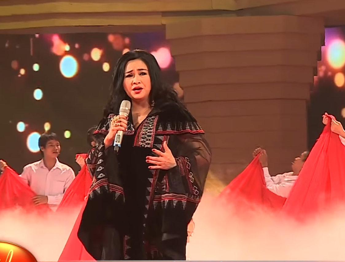Thanh Lam - con gái nhạc sĩ Thuận Yến - hát Màu hoa đỏ trong Giai điệu tự hào - Ảnh: clip