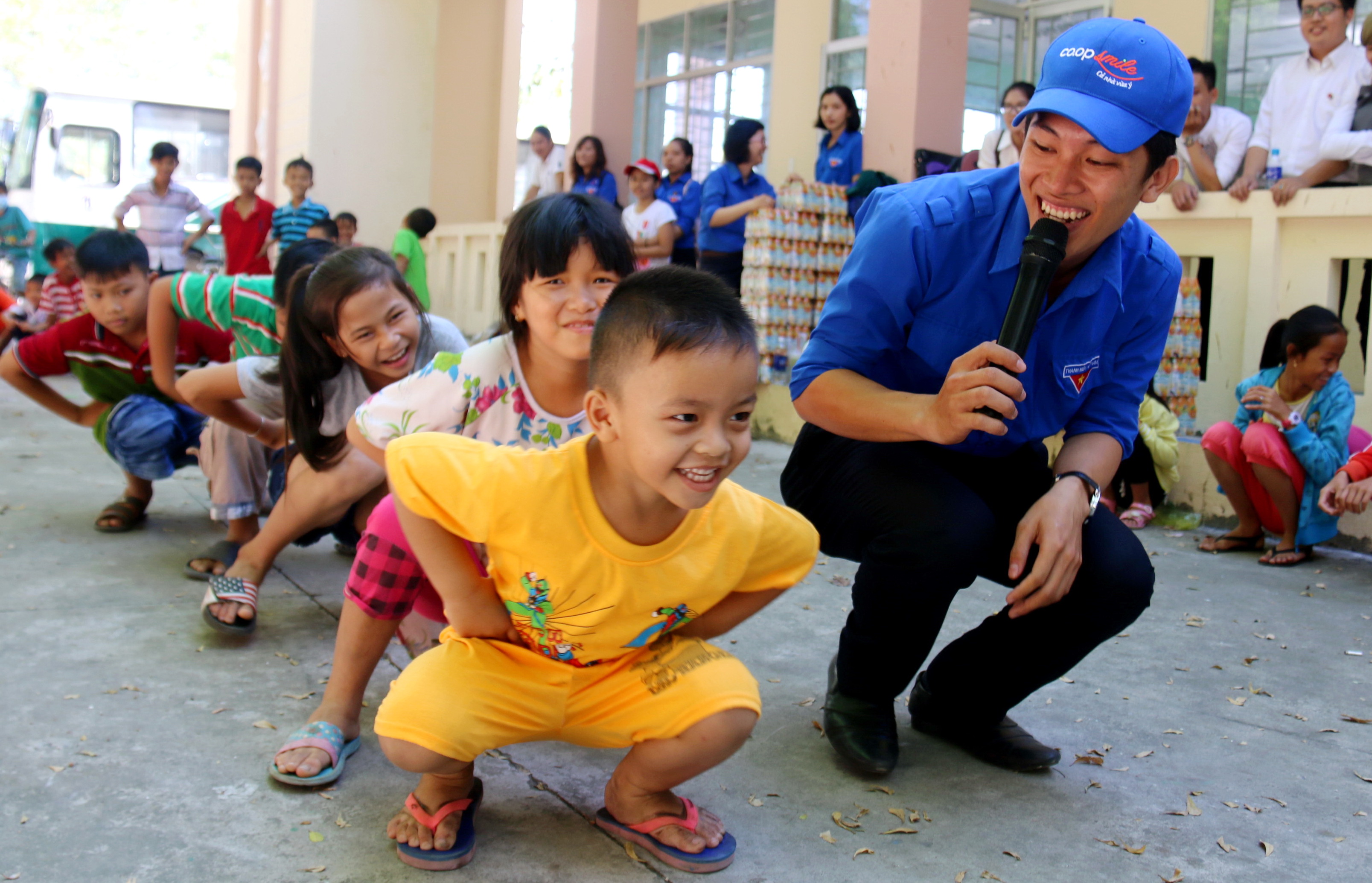 Các em thiếu nhi tại huyện Cần Giờ (TP.HCM) cùng chơi với các anh chị đoàn viên trong ngày sinh nhật Đoàn - Ảnh: Ngọc Hiển