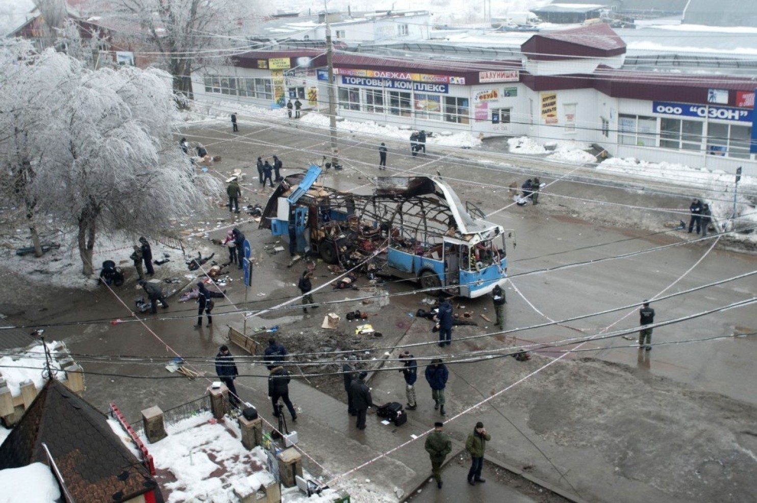 Điều tra viên làm việc tại hiện trường vụ nổ ở Volgograd vào ngày 30-12-2013 - Ảnh: Reuters