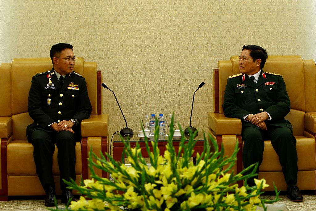 Đại tướng, bộ trưởng Bộ Quốc phòng Ngô Xuân Lịch gặp gỡ Đại tướng Surapong Suwana-Adth tại trụ sở Bộ Quốc phòng chiều 4-4 - Ảnh: TUẤN MINH