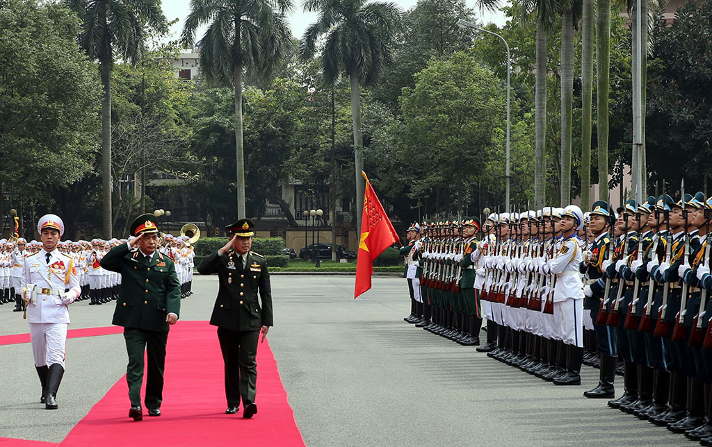 Trung tướng Phan Văn Giang, Tổng tham mưu trưởng QĐND Việt Nam, cùng Đại tướng Surapong Suwana-Adth duyệt đội danh dự chiều 4-4 Ảnh: TUẤN MINH