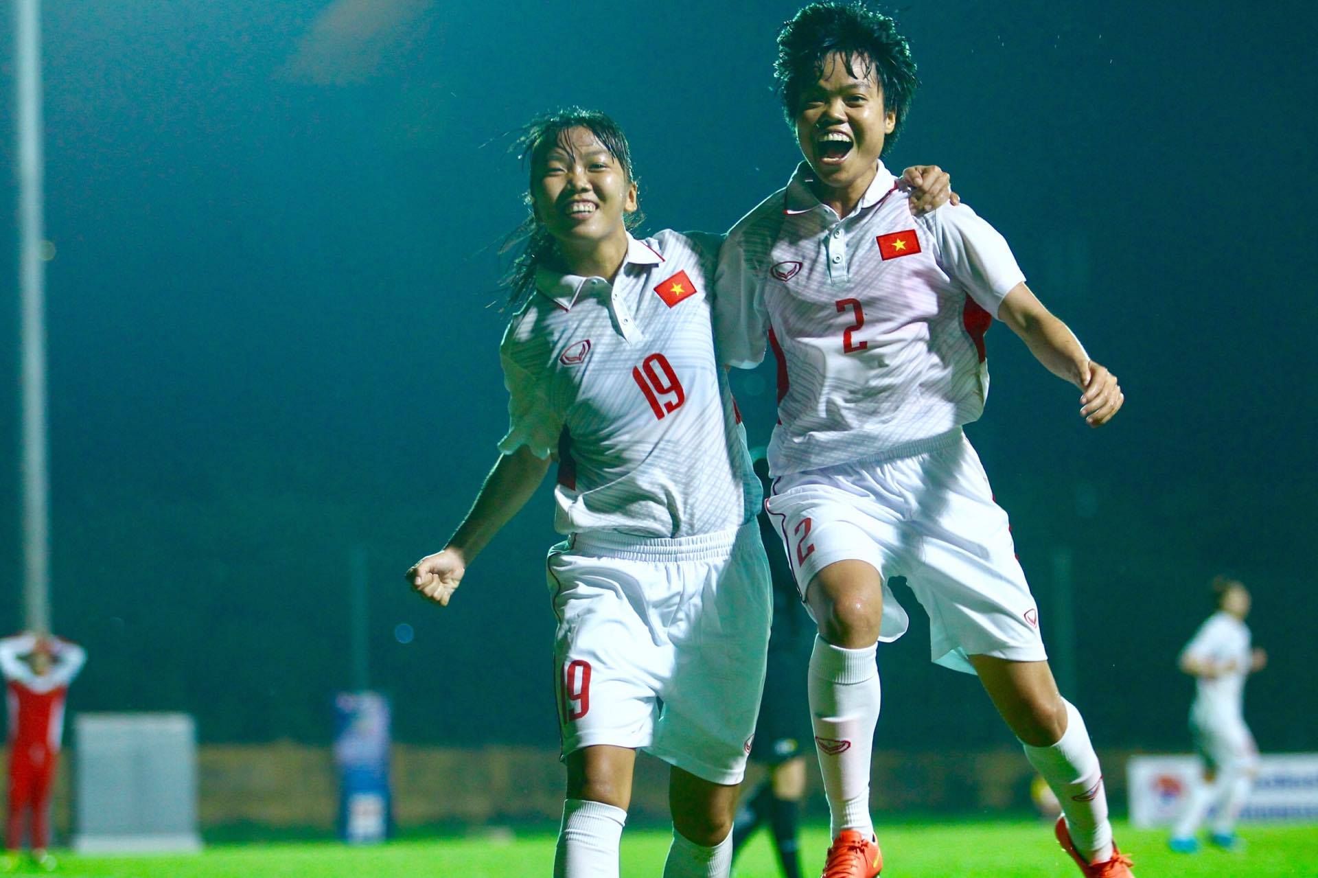 Huỳnh Như (trái) ăn mừng bàn thắng nâng tỉ số lên 3-1 cho tuyển nữ VN. Ảnh: NGUYỄN KHÁNH