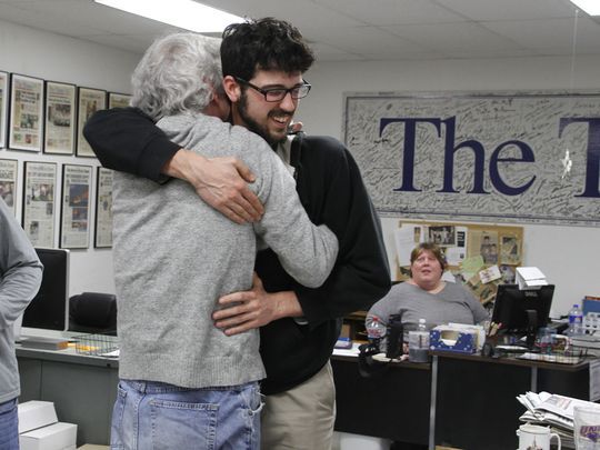Nhà báo Art Cullen cùng con trai chia vui tại tòa soạn báo Storm Lake Times sau khi nhận tin thắng giải Pulitzer - ảnh: Dolores Cullen/The Register