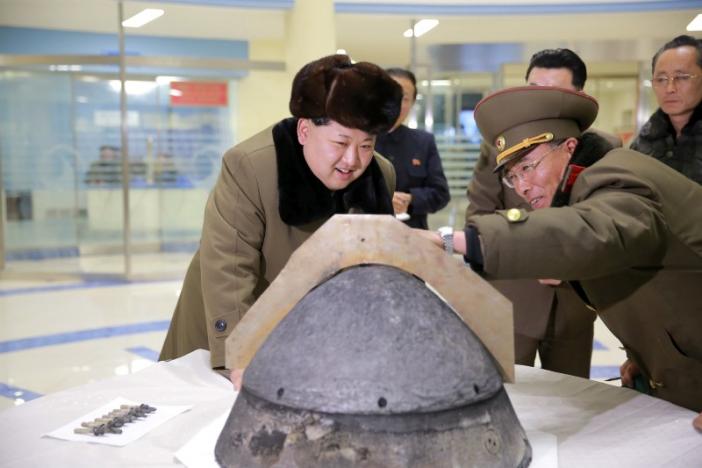 Ông Kim Jong Un quan sát một đầu đạn tên lửa tại Triều Tiên - Ảnh: Reuters