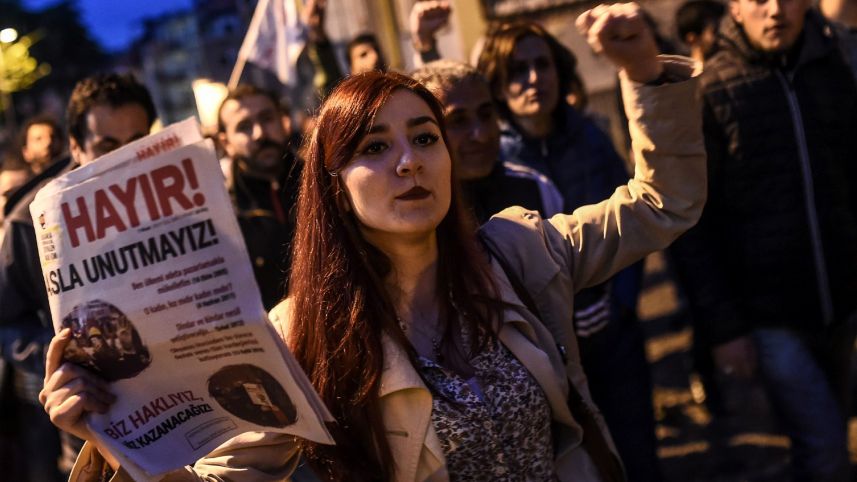 Một cuộc vận động chống thay đổi hiến pháp ở Istanbul, Thổ Nhĩ Kỳ, hôm 17-4 - Ảnh: AFP