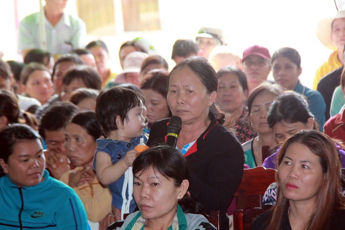 Bà Nguyễn Thị Lan - một người dân thôn Ninh Ích đối thoại với chủ tịch UBND tỉnh Khánh Hòa với thái độ khá bức xúc - Ảnh: TRUNG TÂN