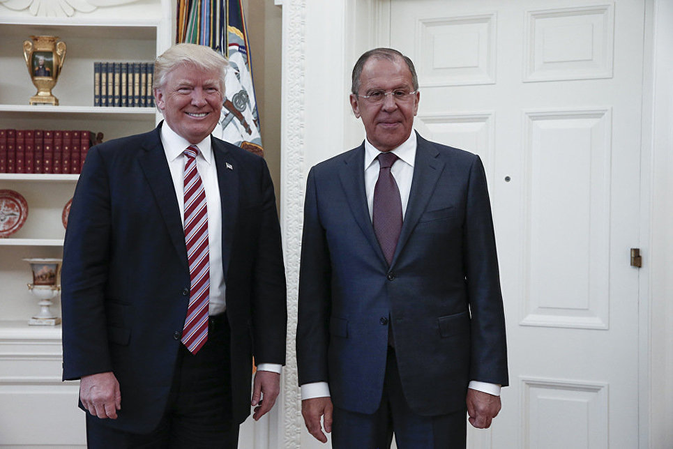Tổng thống Mỹ Donald Trump (trái) và Ngoại trưởng Nga Sergei Lavrov tại Nhà Trắng ngày 10-5 - ảnh: Bộ Ngoại giao Nga