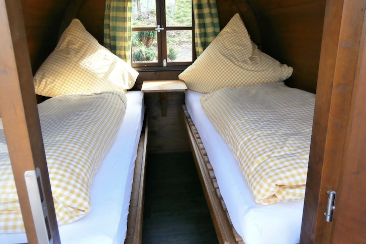 Với diện tích khiêm tốn, mỗi phòng được bố trí hai giường đơn kê sát nhau